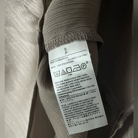 Banana Republic NWT Satin Shirred Neck Blouse in Beechwood - Picture 10 of 10